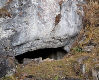 Вход в Атгольскую пещеру. Фотография отсюда: http://www.ermite.ru/2014/09/Khakassia-2014.09.24-Atgolskaja-cave.html#.WUeY--vyjIU